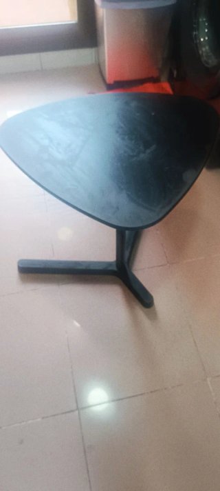 Mesa Auxiliar de IKEA modelo SVARTÅSEN.