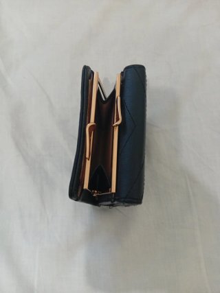 Cartera negra con detalles dorados