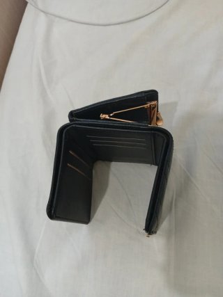 Cartera negra con detalles dorados