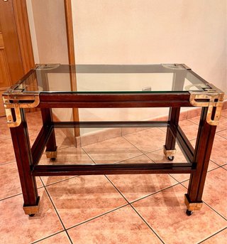 MESA AUXILIAR DE MADERA Y CRISTAL CON RUEDAS.