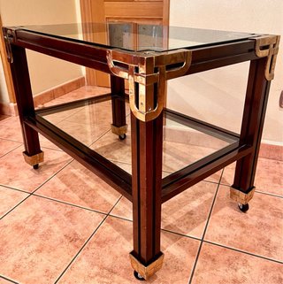 MESA AUXILIAR DE MADERA Y CRISTAL CON RUEDAS.