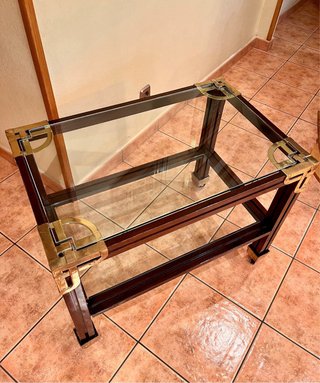 MESA AUXILIAR DE MADERA Y CRISTAL CON RUEDAS.