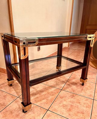MESA AUXILIAR DE MADERA Y CRISTAL CON RUEDAS.
