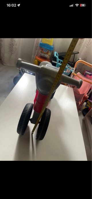 Moto de juguete roja para niños
