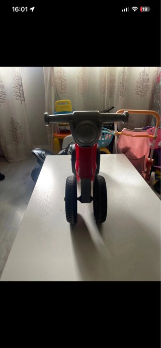 Moto de juguete roja para niños
