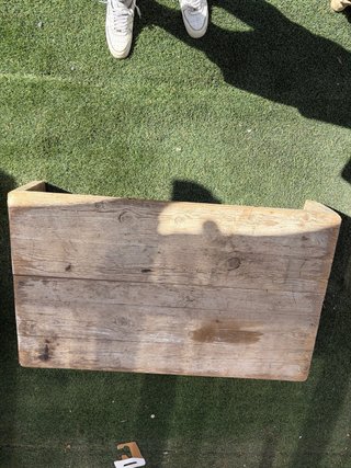 Mesa de madera rústica baja