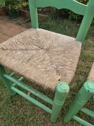 4 cadires de fusta / 4 sillas de madera