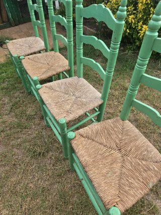 4 cadires de fusta / 4 sillas de madera