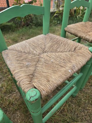 4 cadires de fusta / 4 sillas de madera