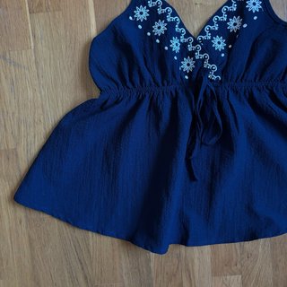 Blusa azul bordada