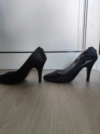 Zapatos de tacón negros para mujer