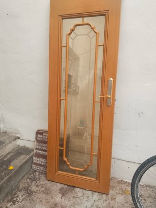 Puerta de madera con cristal