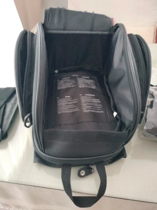 Mochila sobre depósito negra
