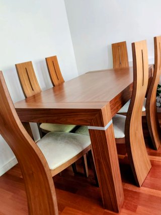 Mesa comedor y 6 sillas madera maciza.