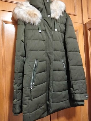 Chaqueta verde con capucha y pelo