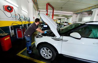 Se realiza mantenimiento y reparación de vehiculos