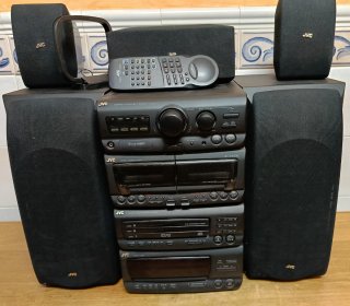 Equipo de música JVC con 5 altavoces y mando