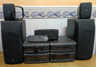 Equipo de música JVC con 5 altavoces y mando