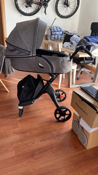 Carro de bebé Stokke gris comoleto. Capazo, silla