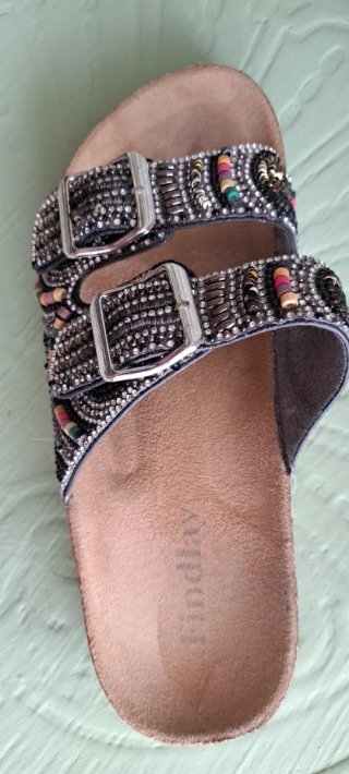 Sandalias con abalorios y hebillas