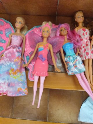 Lote de Barbies y muñecas