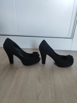 Zapatos de tacón negros con flor