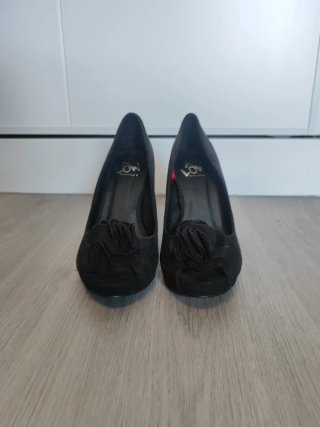 Zapatos de tacón negros con flor