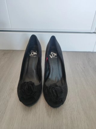 Zapatos de tacón negros con flor