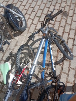 Bicicleta B-PRO azul y negra