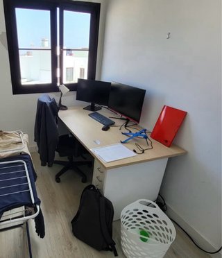 Mesa de escritorio robusta y silla de escritorio