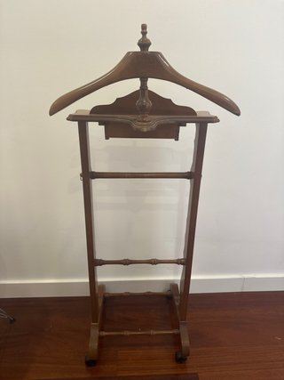 Perchero de pie clásico de madera