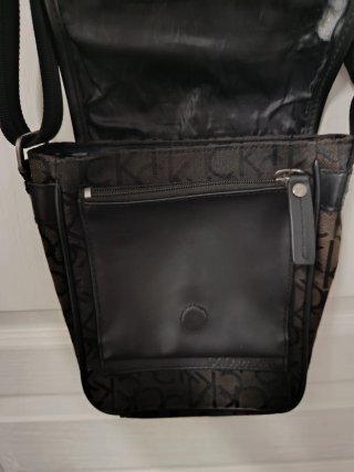 Bolso bandolera Calvin Klein marrón y negro