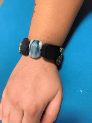 Pulsera de piedras con diseño