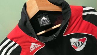 Chaqueta River Plate Adidas Negra y Roja