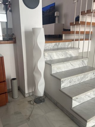 Lámpara de pie blanca moderna