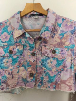 Chaqueta cropped flores multicolor