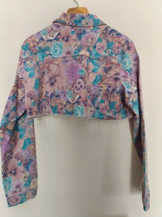 Chaqueta cropped flores multicolor