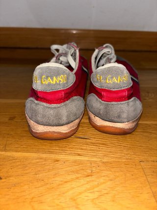 Zapatillas El Ganso rojas y grises