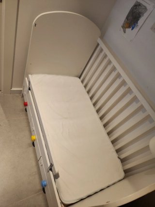 Cuna de bebé blanca con cajones