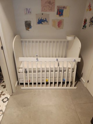 Cuna de bebé blanca con cajones