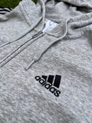 Sudadera Adidas gris y negra con capucha