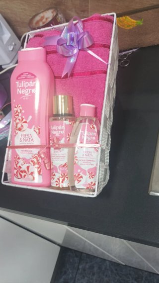 Cesta regalo Tulipán Negro Fresa y Nata
