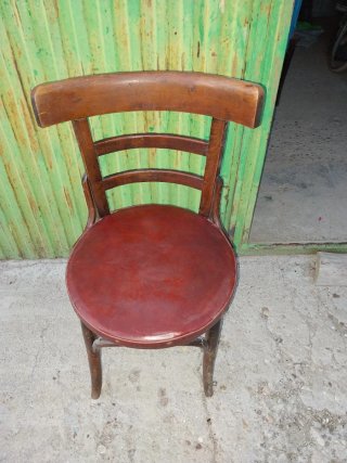 Sillas antiguas de madera y cuero