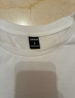Camiseta blanca y negra hombre casual