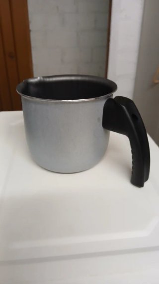 Pentolino antiaderente con manico nero