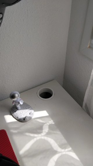 Escritorio blanco con cajones