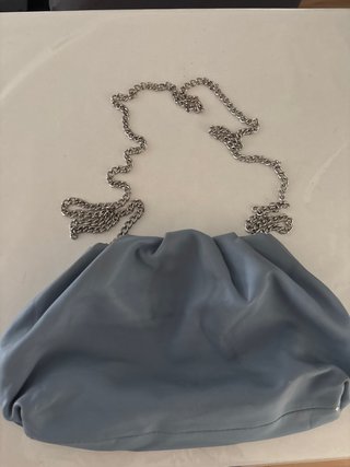 Bolso de mano azul con cadena