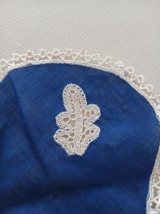 Copri pane blu con pizzo avorio vintage