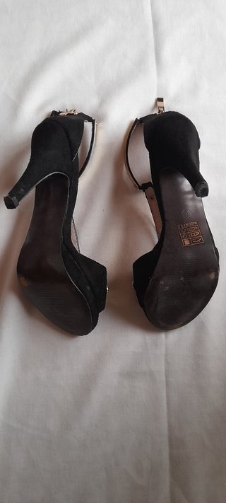 Sandalias tacón negras y doradas. T36