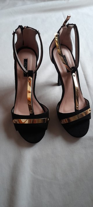 Sandalias tacón negras y doradas. T36